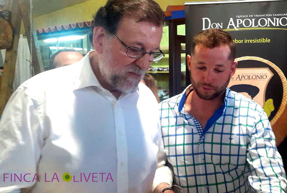 Óscar Tapiador ofreciendo la degustación de nuestro AOVE Juventud al Presidente en funciones, Mariano Rajoy.